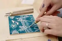 彫刻刀で溝を彫る様子