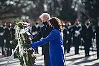 アーリントン墓地の無名戦士の墓に花輪を手向けるバイデン大統領とハリス副大統領