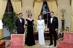 [[チャールズ3世 (イギリス王)|]]（当時皇太子）とダイアナ妃と共に写真に納まるレーガン大統領とナンシー夫人 (1985年、ホワイトハウスにて。)