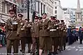 ロンドンを行進する英陸軍将兵。所属連隊は全員異なっている。手前の2人の将校のみサム・ブラウン・ベルトを着用している。