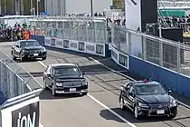 来場した内閣総理大臣専用車のトヨタ・センチュリーと警護車。画像は回送時ののもの。
