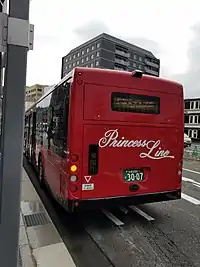 日本仕様の車体後部。後輪軸重が11.46トンと大きいため、緩和標章の逆三角形マークが入っている。