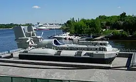 ロシア海軍歴史記念館（ロシア語版）で屋外展示されるグス型エアクッション揚陸艇「D-357」
