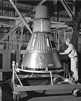 グレン研究センターで整備されている2番機宇宙船