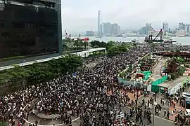 立法会道と竜匯道を占領したデモ隊