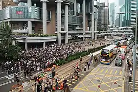 12時15分、金鐘道（中国語版）の占領に成功したデモ隊
