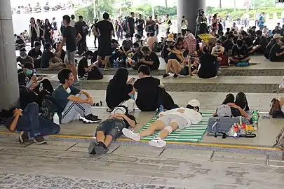 17日、立法会総合ビルのデモ区画に留まるデモ隊