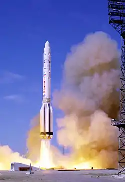 ISSにズヴェズダを運搬するプロトン-Kロケット