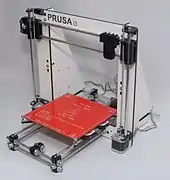 メラミン樹脂ボード によりつくられたフレームをもつ Prusa i3