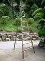 造園用の木と竹でできた三脚