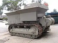 オーストラリア軍が製作した、ブルドーザー改造BARV後方左側より