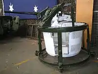 M3リーの37 mm 砲と砲塔バスケット（砲塔連動式の床面部）