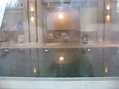 アクアディスコの近くのスイミングプール