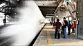 駅を通過するKLIA Ekspres