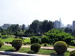 牡丹峰より望む凱旋門(左)と柳京ホテル(右)