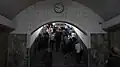 地下通路案内板には「戦勝洞⇔戦勝駅」と書かれている。右上には監視カメラが見える。
