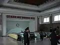 復興駅の駅舎の屋内(2009年)エスカレーターの昇降口がある。