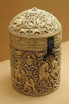 『アル=ムギラの銘のある小箱』 、象牙製、968年、コルドバ (スペイン)(スペイン)en:Pyxis of al-Mughira