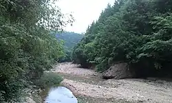 市街地付近の渓谷