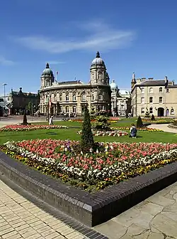 Queen's Gardens, Hull Maritime Museum及びHull City Hall.