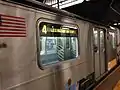 R142A形クラウン・ハイツ-ユーティカ・アベニュー駅行き4系統が停車中。