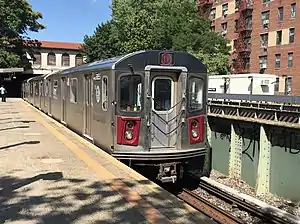 モリス・パーク駅に到着する南行5系統(R142形)