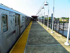 アラートン・アベニュー駅に停車中の&nbsp;2&nbsp;系統列車
