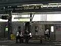 駅に停車する2両のR160B電車