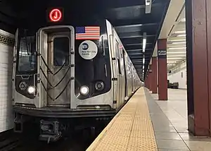 フルトン・ストリート駅に停車するJ系統(R160A形電車)