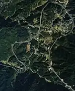 名阪国道のΩカーブ区間(1985年)国土交通省 国土地理院 地図・空中写真閲覧サービスの空中写真を基に作成
