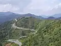 草津白根山中腹より国道292号の眺望（左下の分岐は長野県道・群馬県道466号牧干俣線、2011年8月）