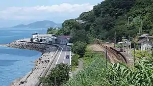 旧線の高野川 - 伊予長浜間は海沿いを走行する。（2015年7月 下灘駅付近）