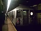 西4丁目-ワシントン・スクエア駅に停車中の南行R42電車（英語版）