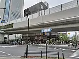 西新宿四丁目交差点。公園は撮影地点の裏側にある。
