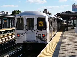 南行W系統が駅を発車する