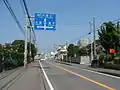 六地蔵交差点手前。手前が起点方面。