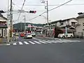 田代交差点 - 手前が半原日向交差点方面、奥の交差点右が平山坂下交差点方面、奥の交差点直進方面が上溝交差点（起点）方面