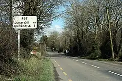 新市街と旧市街間の地域道R581号線（英語版）（2013年撮影）