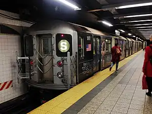 42丁目シャトルで使用される広告付き車両(グランド・セントラル駅にて)