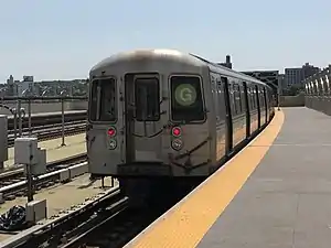 G系統で使用されるR68形電車(スミス・ストリート-9丁目駅にて)