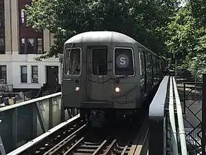 パーク・プレイス駅に到着する北行シャトル(R68形)