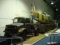 トラクター型のベッドフォードOXC。トレーラーを牽引した状態でイギリス空軍博物館に展示されている。