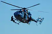 県警航空隊のBK117ヘリコプターからの降下を準備する隊員