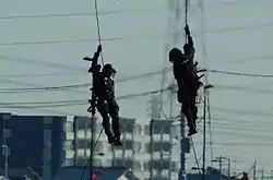 懸垂下降する隊員