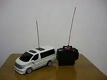 無線操縦の模型自動車（エアロアールシーの日産・E51型2代目エルグランド）