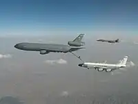 フライングブーム方式によりRC-135V/Wに給油を行うKC-10A灰色系迷彩の施された現行塗装機