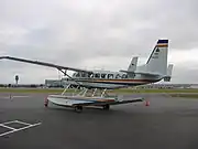 ランディングギア内蔵のフロートを持つ、セスナ 208の水陸両用機型キャラバン・アンフィビアン
