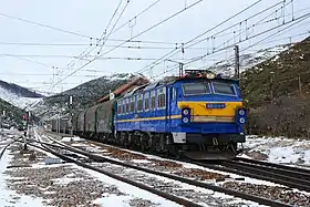 251形電気機関車登場時の塗装と飾り帯を保つ251-004号機