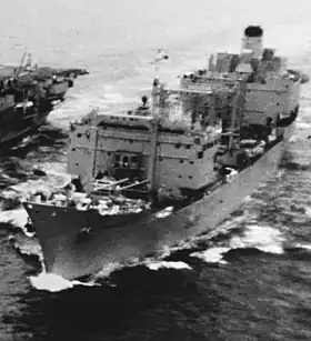 Operation PeacekeeperでHMS イーグル(R05)の隣を航行するRFA リソース(A480)(1969年9月24日)