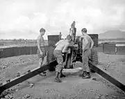 ベトナム戦争で砲撃を行う、ニュージーランド軍のM101